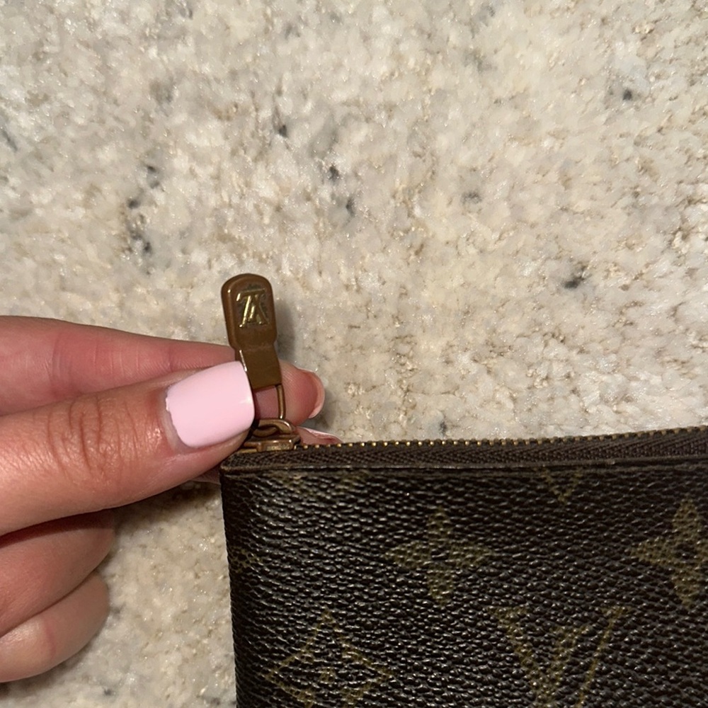 Louis Vuitton Monogram Key Pouch - Authentic - Picture 5 of 5